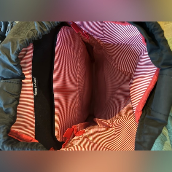 Black Herschel backpack barely used excellent condition - Picture 3 of 7